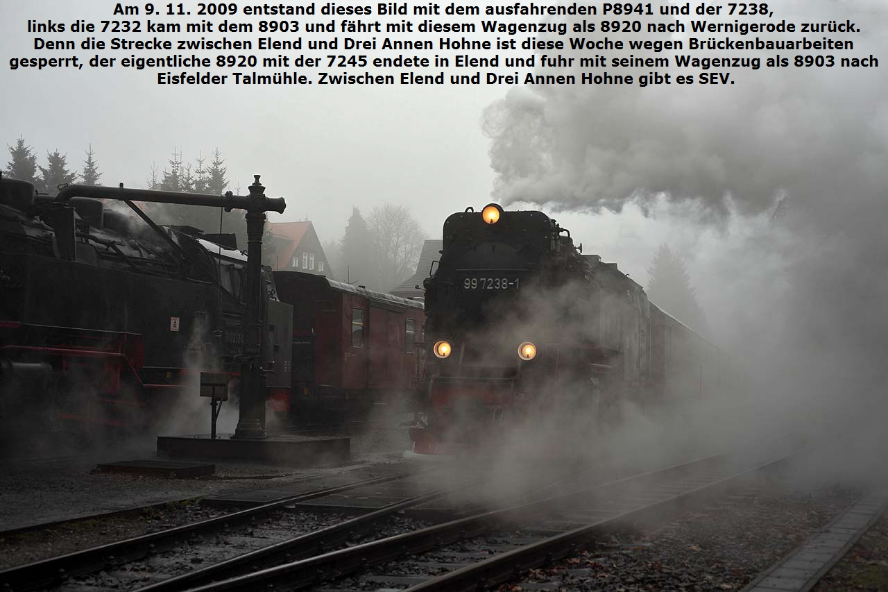 Am 9. 11. 2009 entstand dieses Bild mit dem ausfahrenden P8941 und der 7238,
links die 7232 kam mit dem 8903 und fhrt mit diesem Wagenzug als 8920 nach Wernigerode zurck.
Denn die Strecke zwischen Elend und Drei Annen Hohne ist diese Woche wegen Brckenbauarbeiten
gesperrt, der eigentlichte 8920 mit der 7245 endete in Elend und fuhr mit seinem Wagenzug als 8903 nach
 Eisfelder Talmhle. Zwischen Elend und Drei Annen Hohne gibt es SEV.