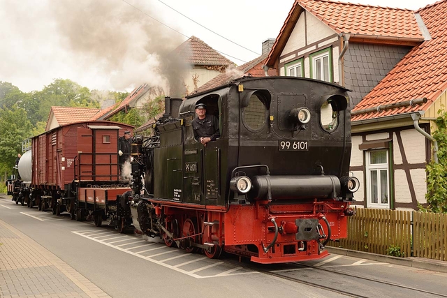 Lok 99 6101 mit Rollbockzug in Wernigerode Kirchstraße am 04.06.2012 - Fotograf Klaus D. Holzborn